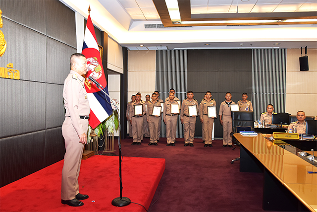 พล.ร.อ.จิรพล ว่องวิทย์ ผบ.ทร. มอบเกียรติบัตรประกาศเกียรติคุณ แก่ผู้ทำคุณประโยชน์ต่อกองทัพเรือ โดยมี ร.อ.กฤตพงศ์ ขุนจำนวน และ ร.อ.นวคุณ ดาจันทร์ นทน.หลักสูตรชั้นต้นทั่วไป รุ่น ๔๘ รร.ชต.ยศ.ทร. เข้ารับมอบเกียรติบัตรประกาศเกียรติคุณ